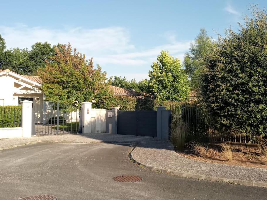 Petite Maison Avec Jardin Entre Lac Et Village Hourtin Exteriör bild