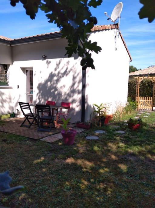 Petite Maison Avec Jardin Entre Lac Et Village Hourtin Exteriör bild